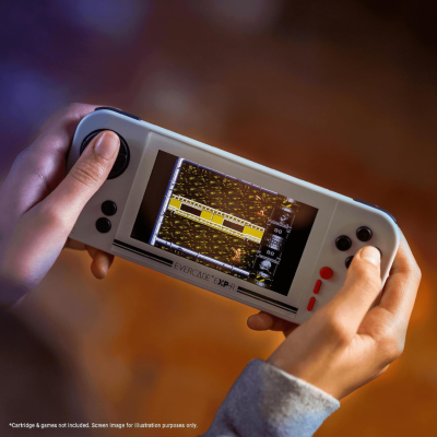 Console de videojogo portátil EVERCADE EXP a mostrar jogo retro