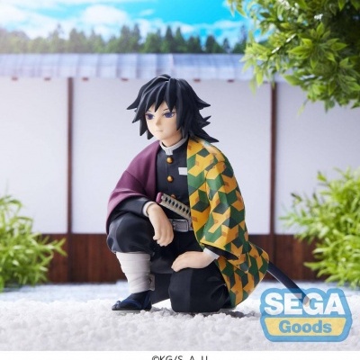 Figura colecionável de personagem japonês com kimono preto e capa amarela com padrão geométrico