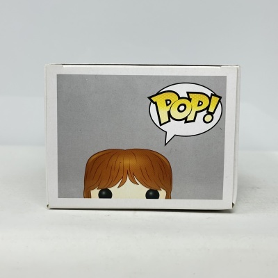 Embalagem de brinquedo POP com personagem de cabelo castanho e olhos pretos