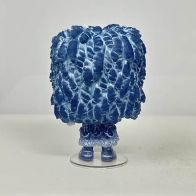Figura colecionável Funko Pop azul translúcido de costas
