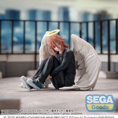 Figura colecionável de personagem com asas e auréola sentado em chão cinzento