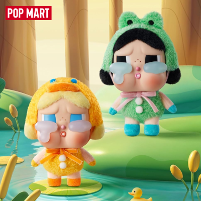 Duas figuras colecionáveis POP MART com fatos amarelo e verde e lágrimas grandes