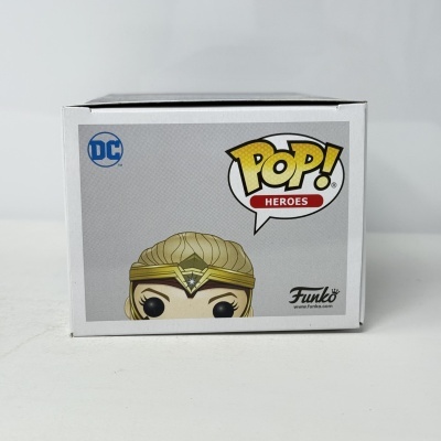 Caixa Funko Pop! Heroes personagem DC parcialmente visível