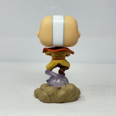 Figura de vinil de boneco ao estilo pop com base em forma de nuvem