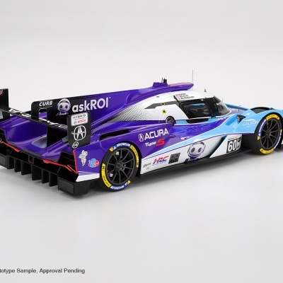 Modelo de carro de corrida Acura Type S com cores azul, roxo e branco e detalhes em amarelo e preto