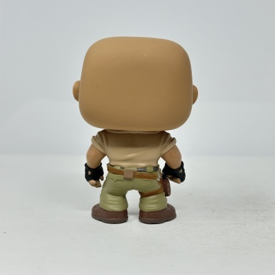Figura Funko Pop vista de costas vestida com roupa bege e calças verdes