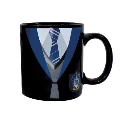 Caneca preta com design de fato azul e gravata