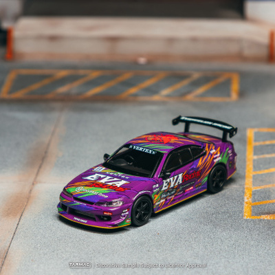 Miniatura de carro de corrida roxo com detalhes coloridos e texto visível em fundo de asfalto.