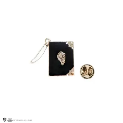 Broche de livro preto com detalhes dourados e fecho redondo dourado