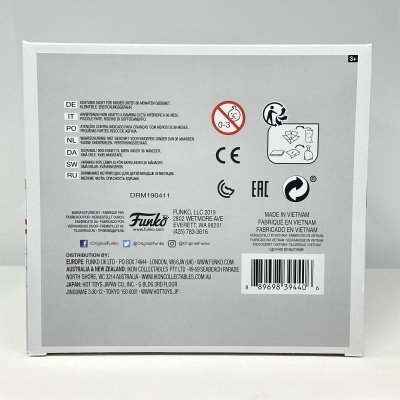 Embalagem Funko cinza com texto de aviso multilingue, código de barras e logos de certificação