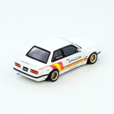 Miniatura de carro branco com detalhes coloridos e texto PANDEM