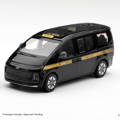 Miniatura de táxi preto com detalhes amarelos e texto JUMBO TAXI em fundo branco