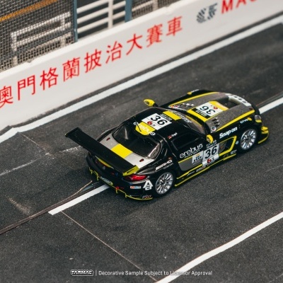 Miniatura de carro de corrida preto e amarelo no circuito Macau