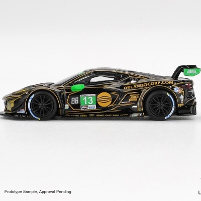 Miniatura de carro de corrida preto com detalhes amarelos e verdes e número 13