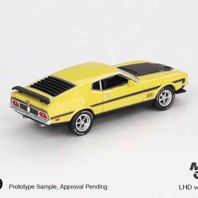 Miniatura de carro amarelo e preto em fundo branco