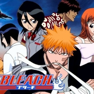 Cinco personagens do anime Bleach com o título BLEACH em destaque numa imagem com fundo azul e um céu ao entardecer