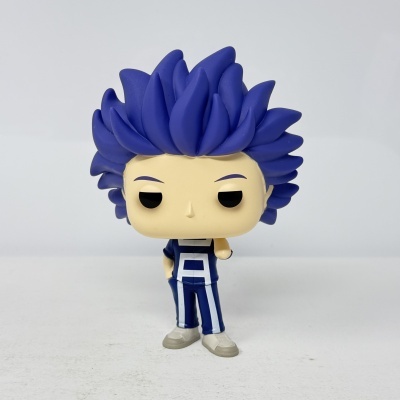 Figura Funko Pop com cabelo azul espinhoso e roupa azul e branca