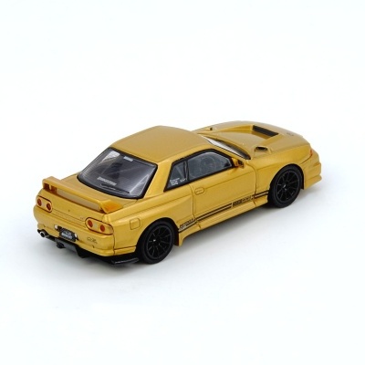 Miniatura de carro desportivo dourado com jantes pretas e spoiler
