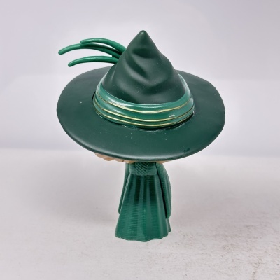 Figura de brinquedo com chapéu verde escuro e vestido verde