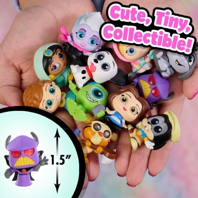 Brinquedos colecionáveis pequenos e coloridos na palma da mão.