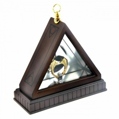 Expositor triangular com anel dourado decorativo