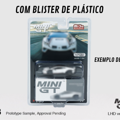 Miniatura de carro branco em blister transparente com cartão de fundo escuro e textos visíveis.
