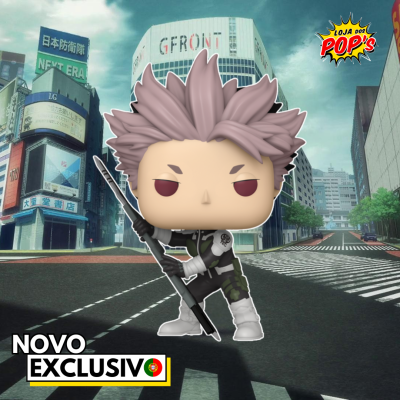 Figura Funko Pop com cabelo rosa e bastão numa rua urbana com prédios e texto promocional em português.