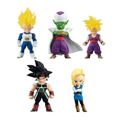 Cinco mini figuras de ação Dragon Ball coloridas em fundo branco