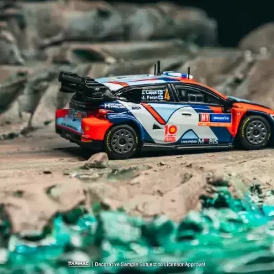 Miniatura de carro de rali Hyundai com decoração colorida numa paisagem rochosa