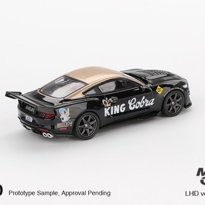 Miniatura carro desportivo preto com tejadilho dourado e inscrições King Cobra