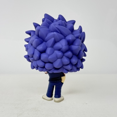 Figura colecionável com cabelo roxo volumoso e pontiagudo, calças e sapatos azuis