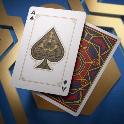Baralho de cartas com design decorativo dourado, fundo azul com padrão geométrico dourado