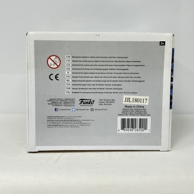 Caixa branca com texto de aviso multilingue, logo Funko, código de barras e indicação Made In China