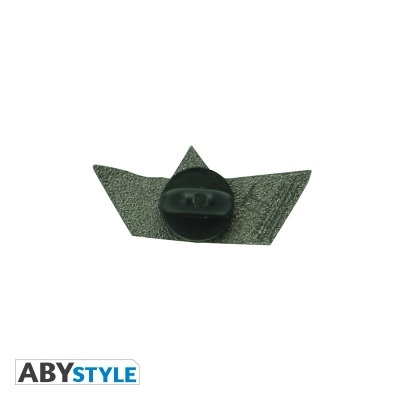 Pin metálico cinza angular com fecho preto sobre fundo branco e logo ABYSTYLE.