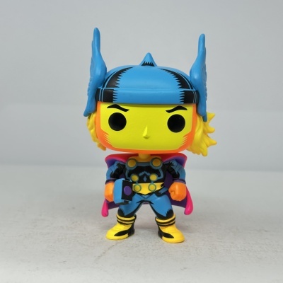 Figura Funko Pop de super-herói com capacete azul com asas e capa roxa