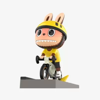 Figura de coelho com capacete amarelo numa bicicleta numa rampa