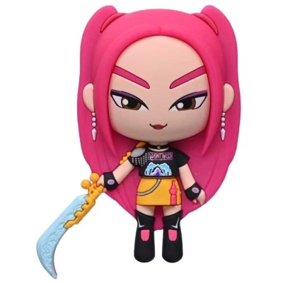 Boneca de vinil com cabelo rosa e roupa colorida segurando espada