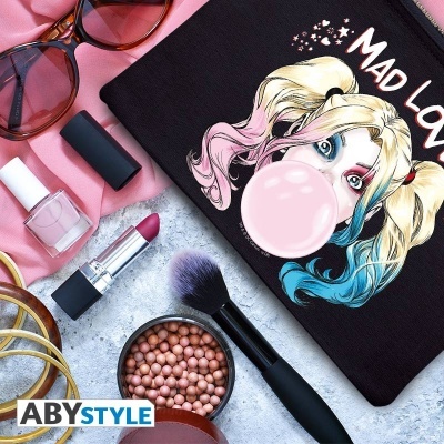 Necessaire preta com ilustração de Harley Quinn a soprar bolha cor-de-rosa e vários acessórios de maquilhagem
