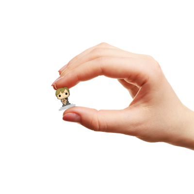 Figura pequena cinza e castanha segurada entre dedos humanos