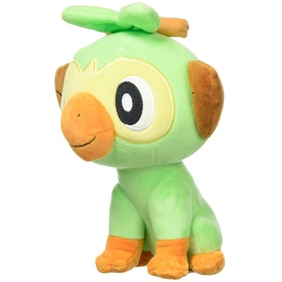 Pelúcia do personagem Grookey em tecido verde claro e detalhes laranja e marrom