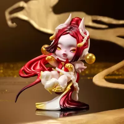 Figura colecionável de personagem feminina com cabelos vermelhos e ornamentos dourados