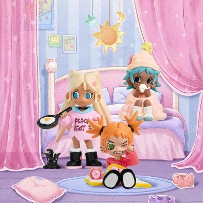 Bonecas estilizadas em quarto infantil com acessórios e textos nas roupas PEACH RIOT e GIGI