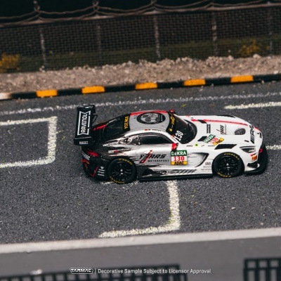 Miniatura de carro de corrida branco e preto em pista de corrida