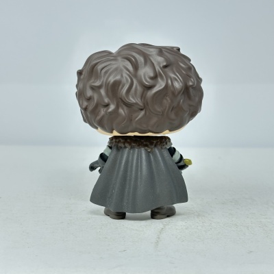 Figura colecionável vista de costas com cabelo castanho e capa cinza