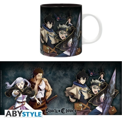 Caneca branca com personagens do anime Black Clover e fundo escuro