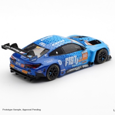 Miniatura de carro de corrida BMW M4 GT3 azul com número 90 e detalhes de patrocinadores