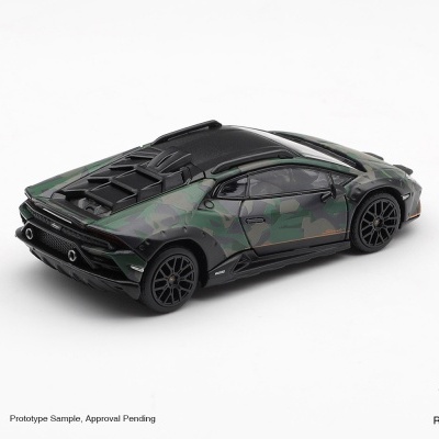 Miniatura de carro Lamborghini camuflada verde e cinza com jantes pretas em fundo branco