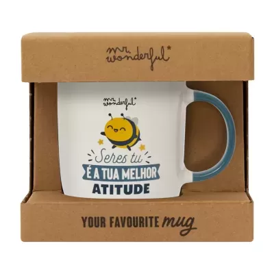 Caneca branca com ilustração de abelha e texto motivacional numa caixa castanha