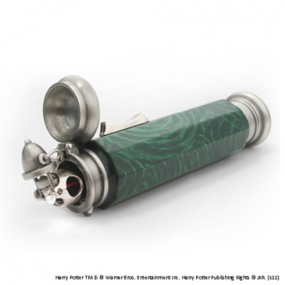 Isqueiro metálico hexagonal verde marmoreado com tampa aberta e detalhes metálicos prateados