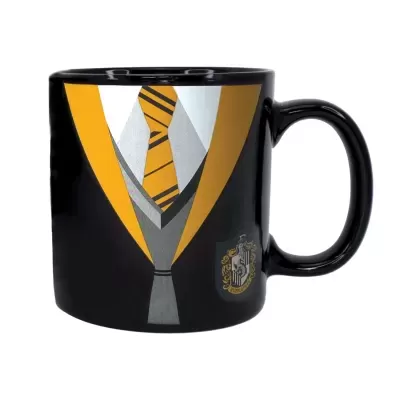 Caneca preta com design de gravata laranja e preta e logo Hufflepuff